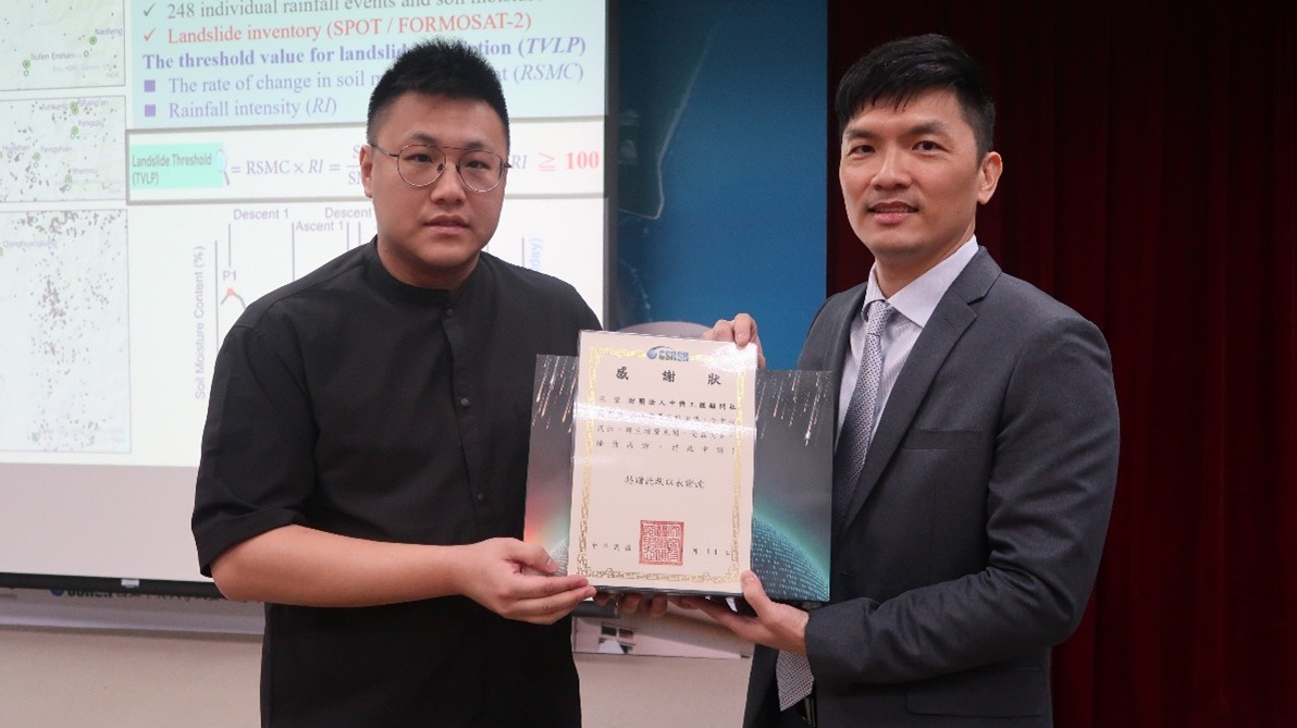 老師代表中心敬贈感謝狀、紀念品予講者